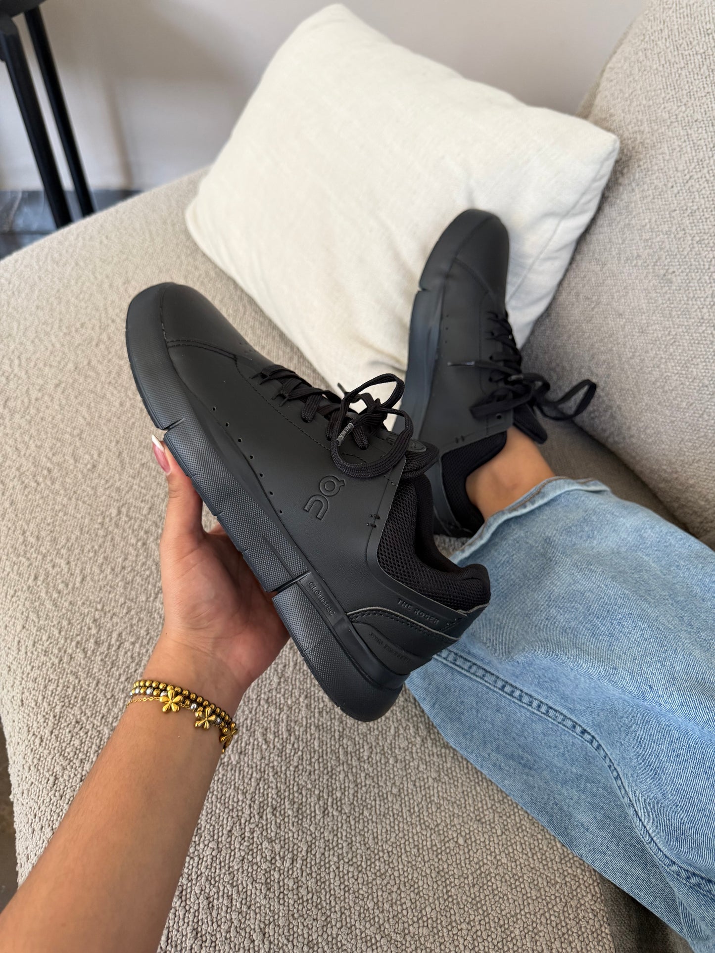 On cloud Roger ALL Black