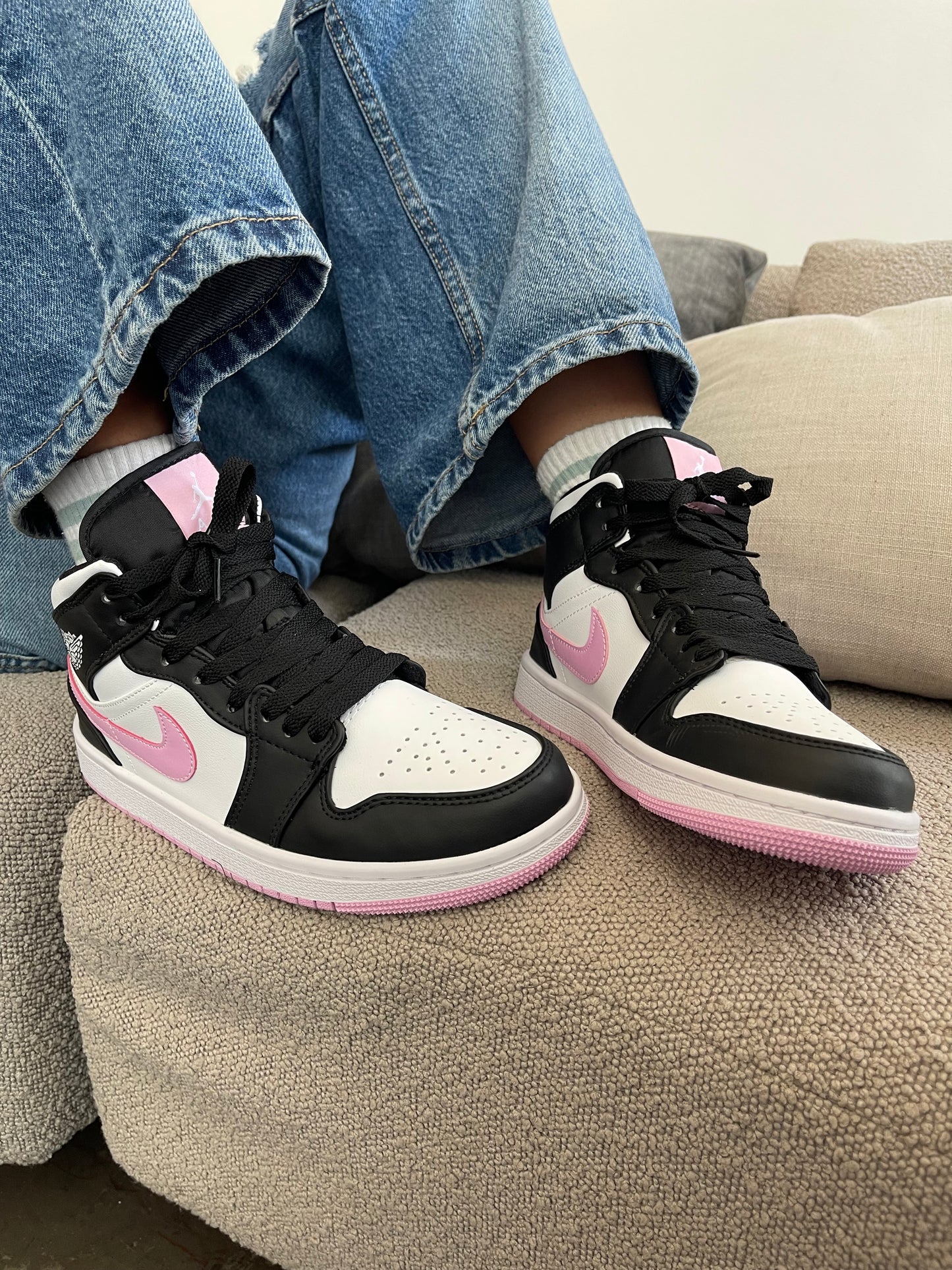 Nike Jordan Mid 1 en rosa y negro