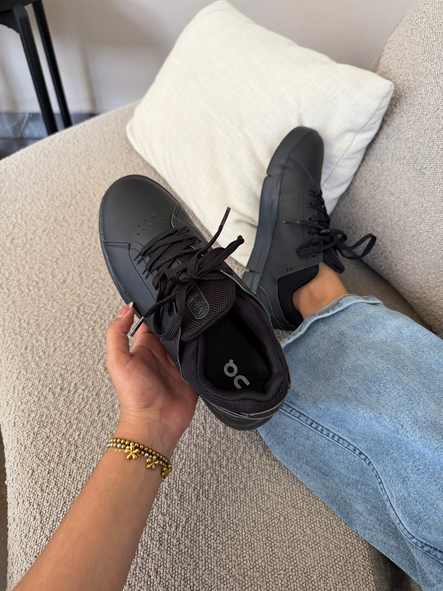 On cloud Roger ALL Black