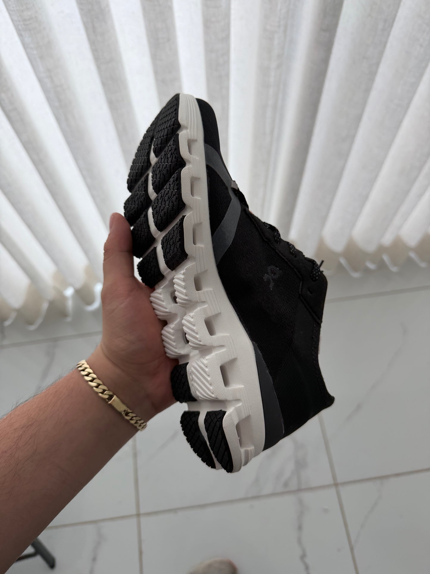 On cloud 6 negro