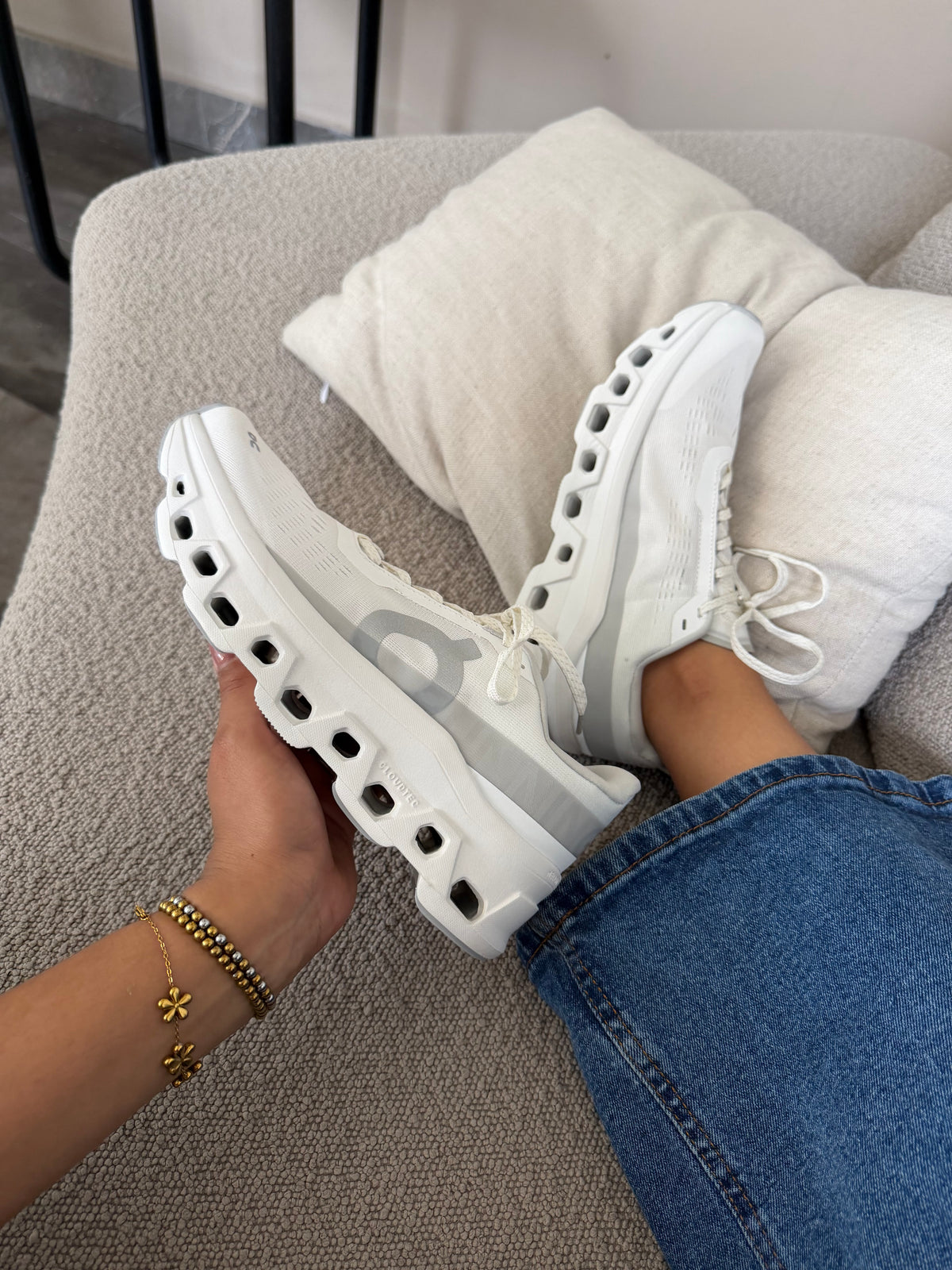 On cloud Monster Light Grey