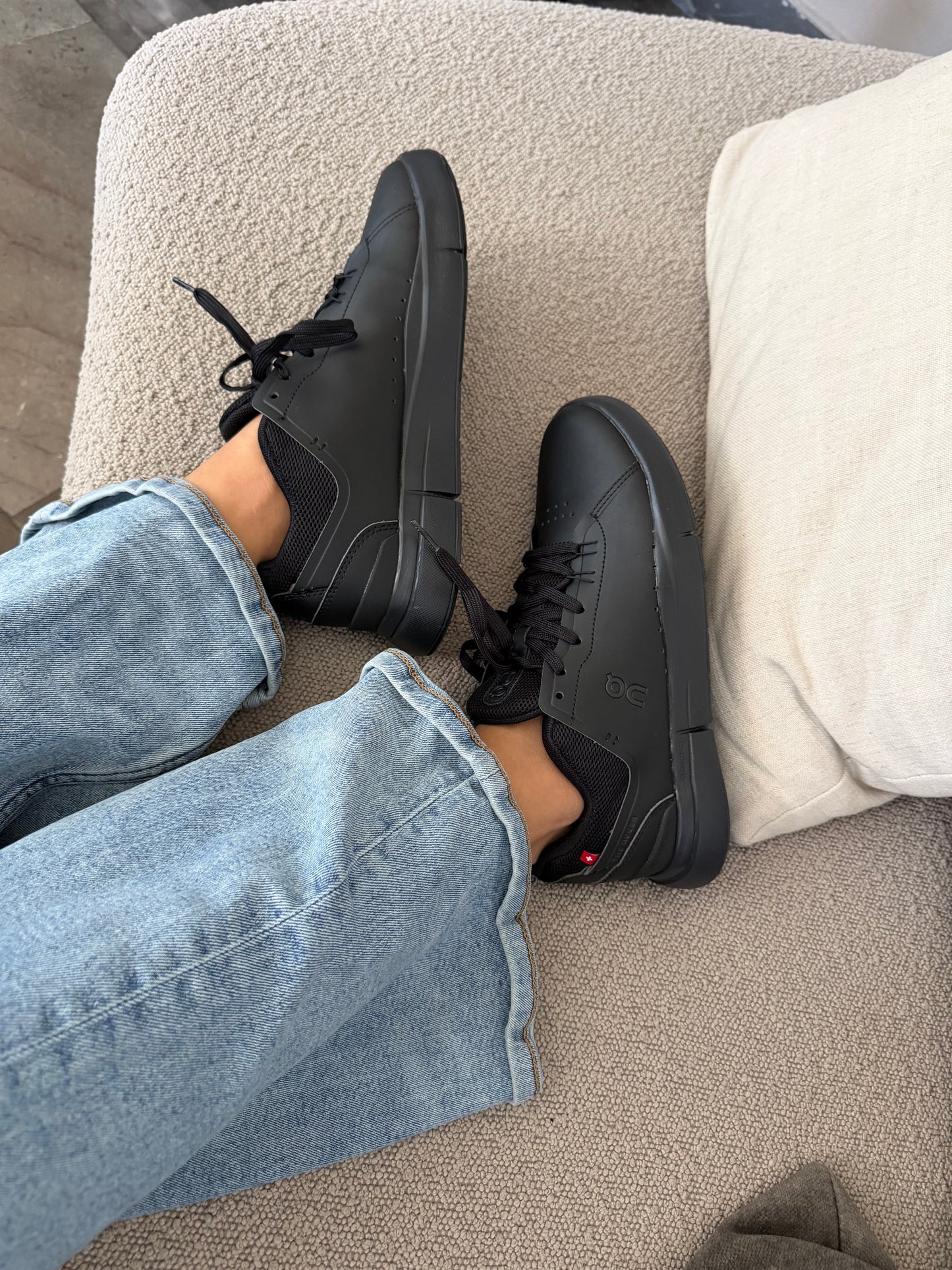 On cloud Roger ALL Black