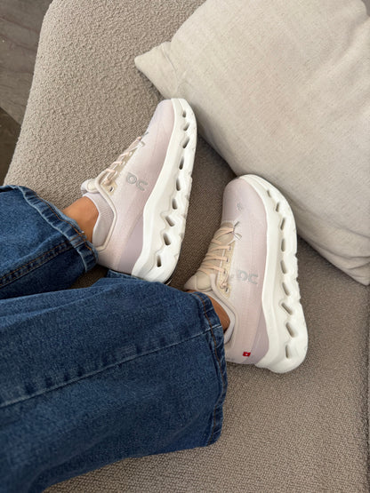 On Cloudtill Nude