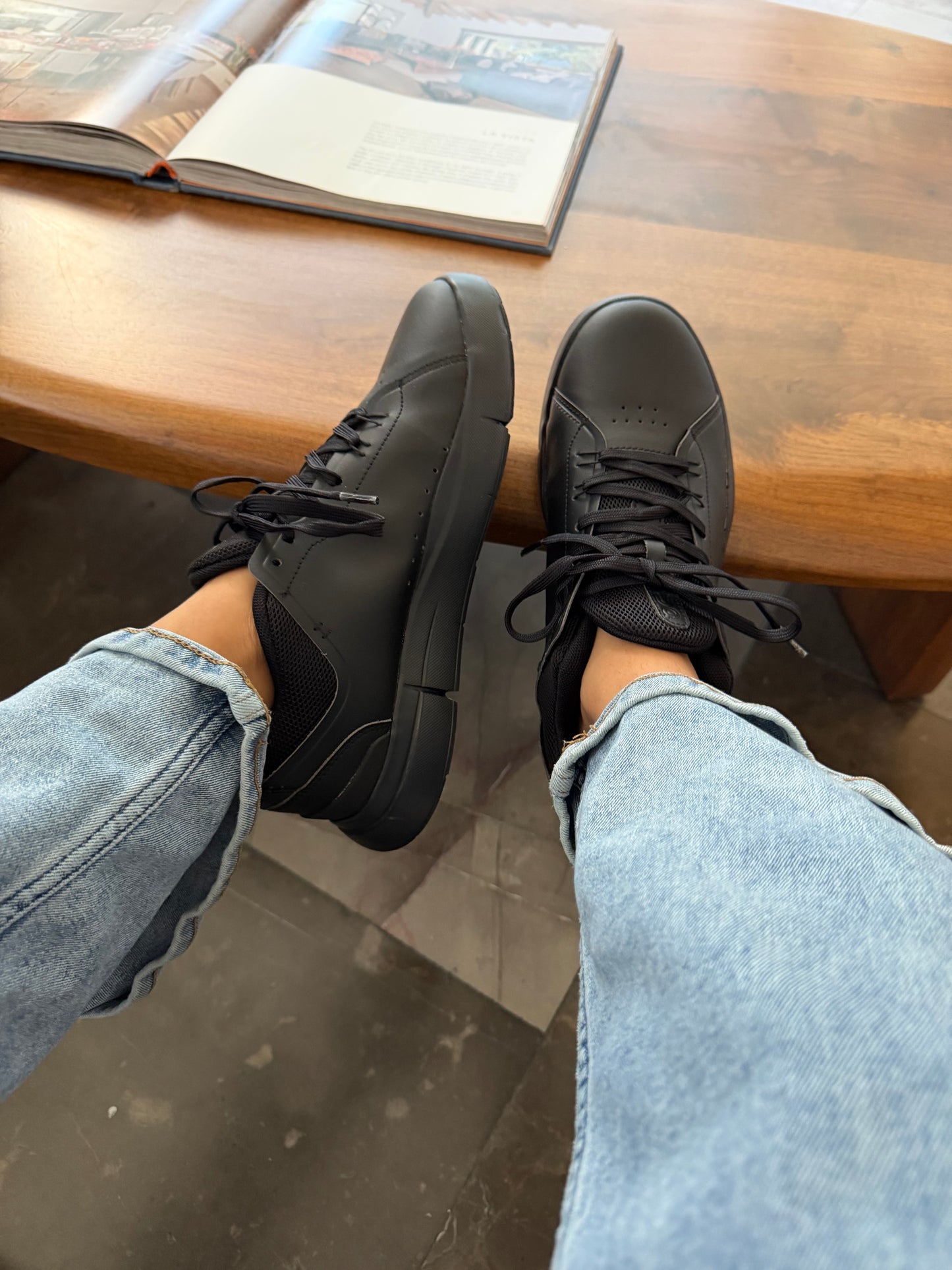 On cloud Roger ALL Black