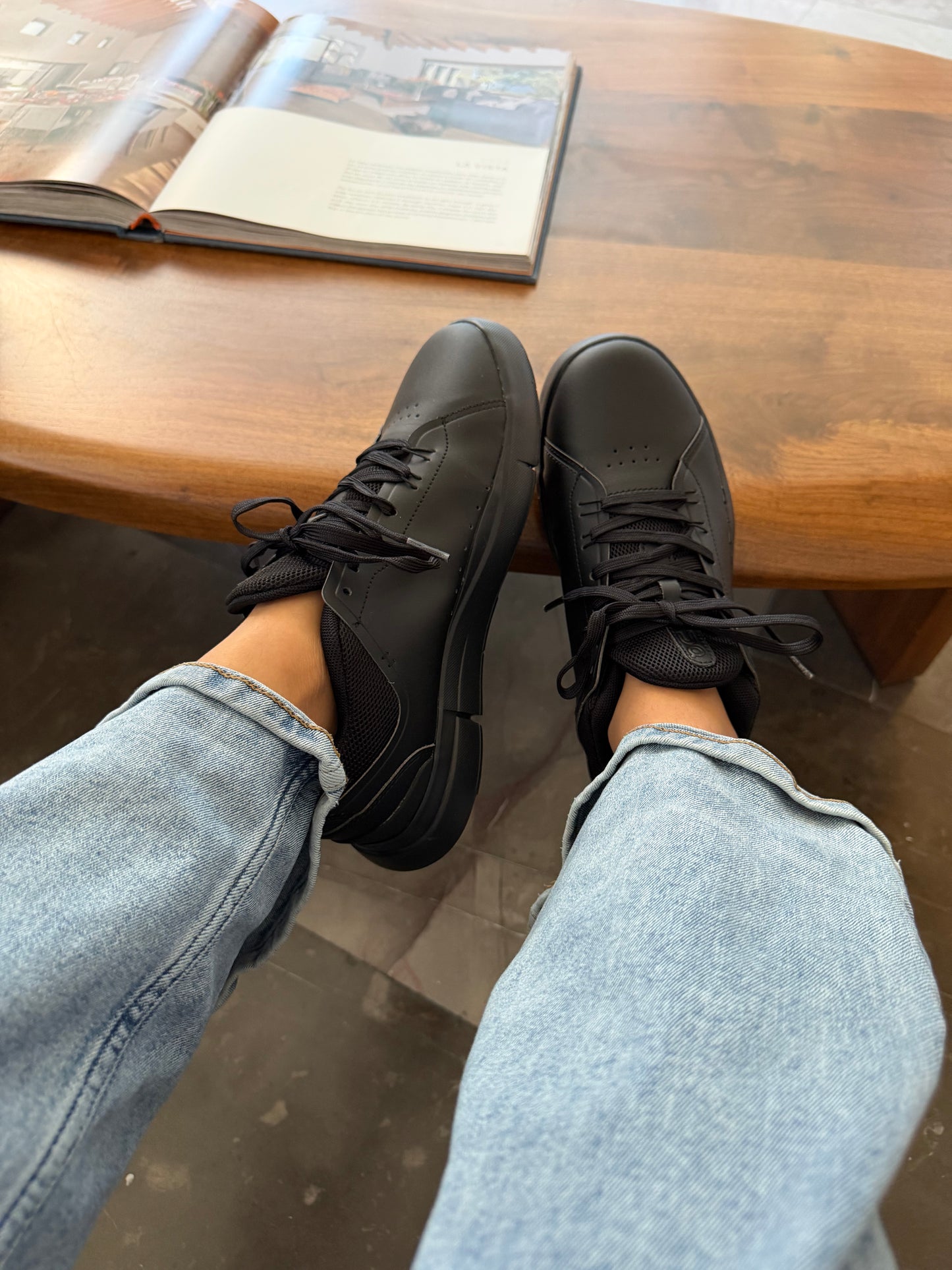 On cloud Roger ALL Black
