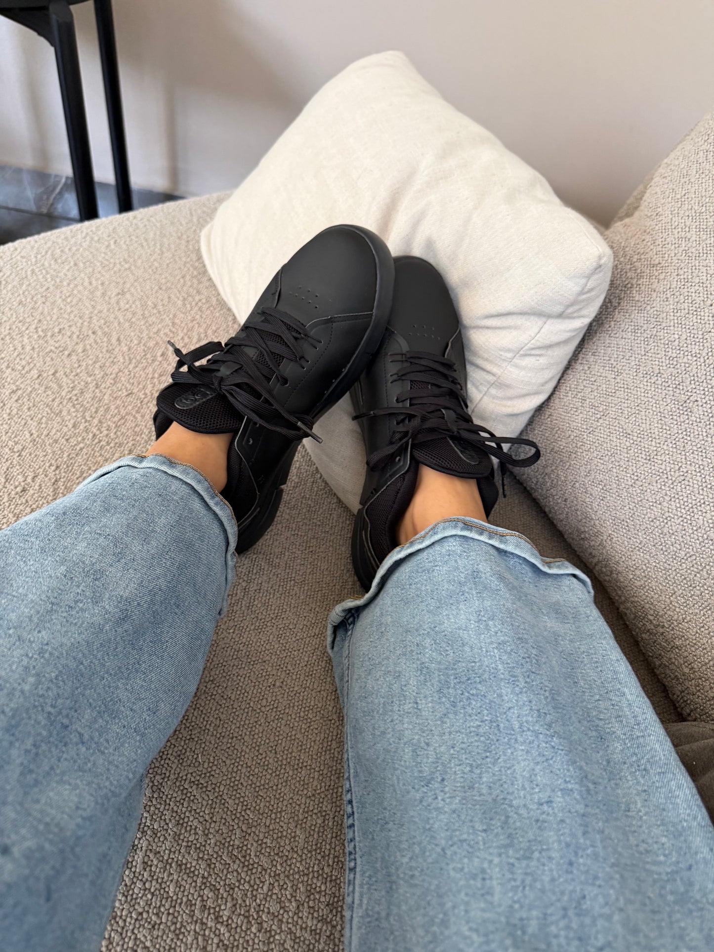 On cloud Roger ALL Black