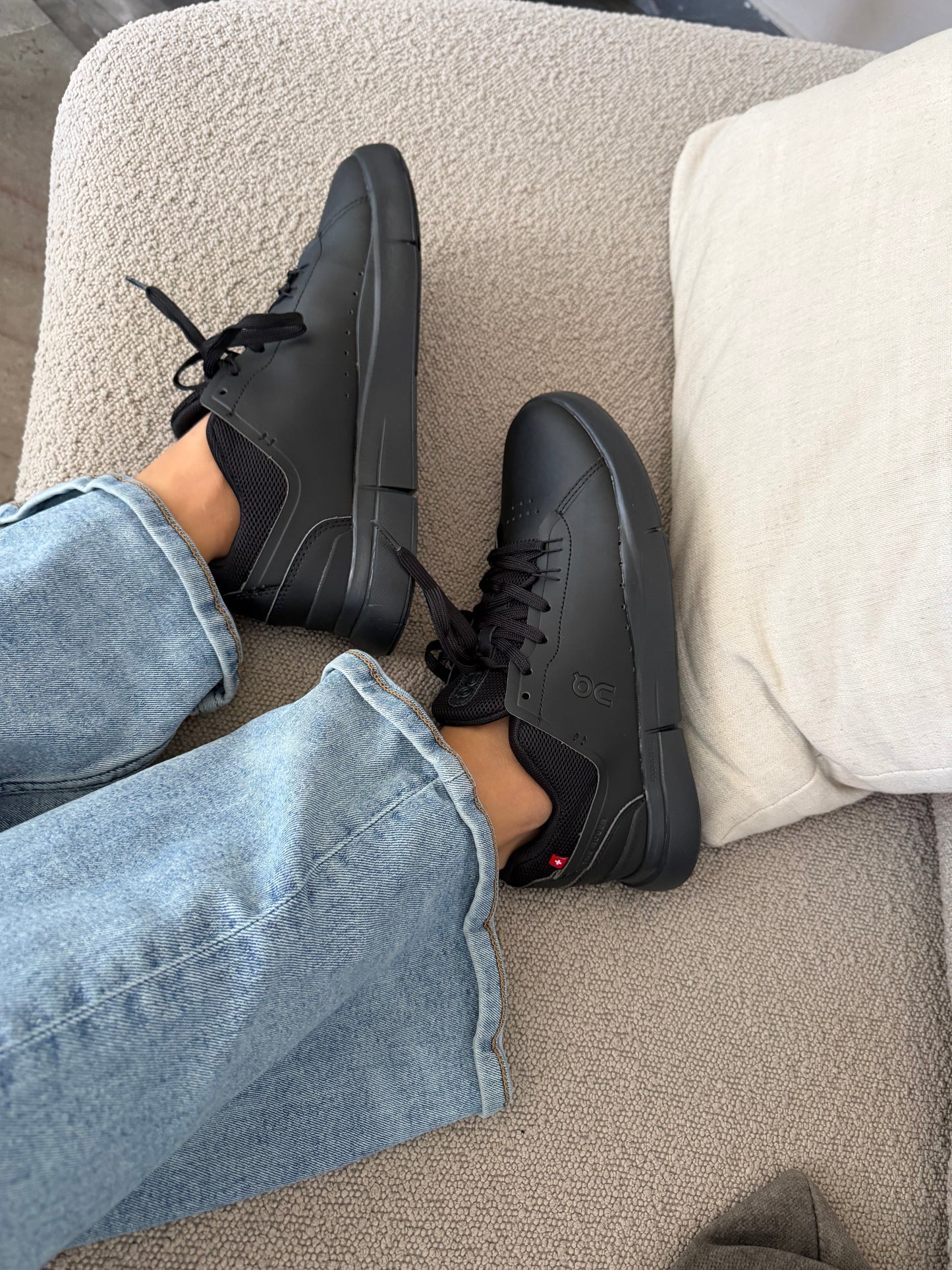 On cloud Roger ALL Black