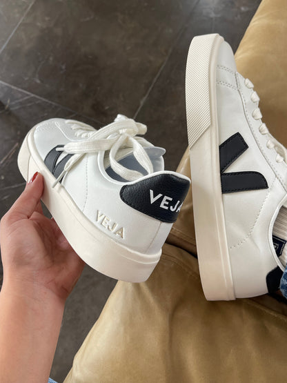 Tenis Veja en Blanco y Negro