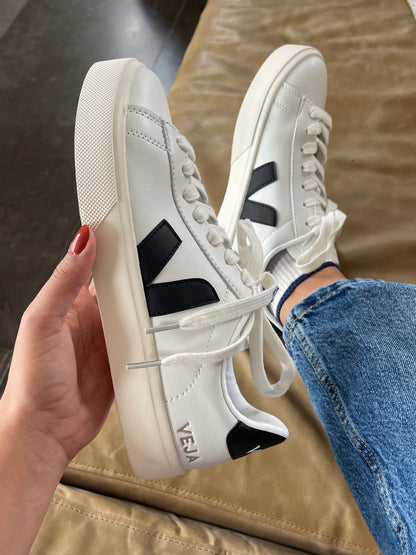 Tenis Veja en Blanco y Negro
