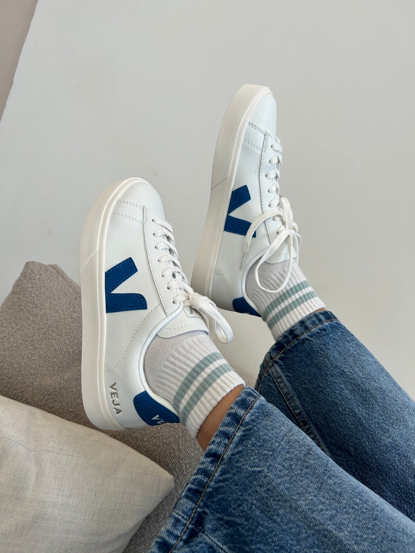 Tenis Veja en Blanco y Azul