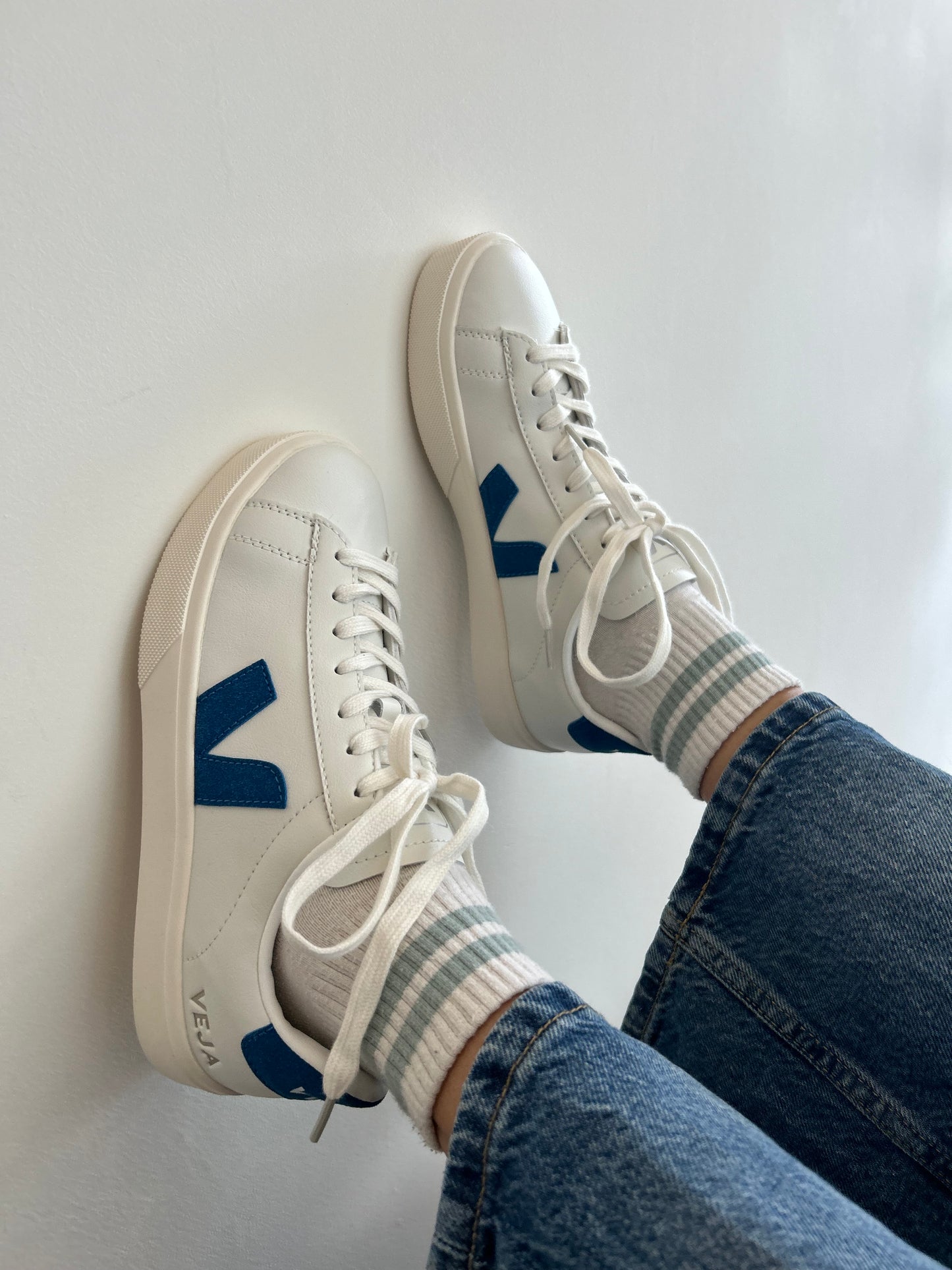 Tenis Veja en Blanco y Azul