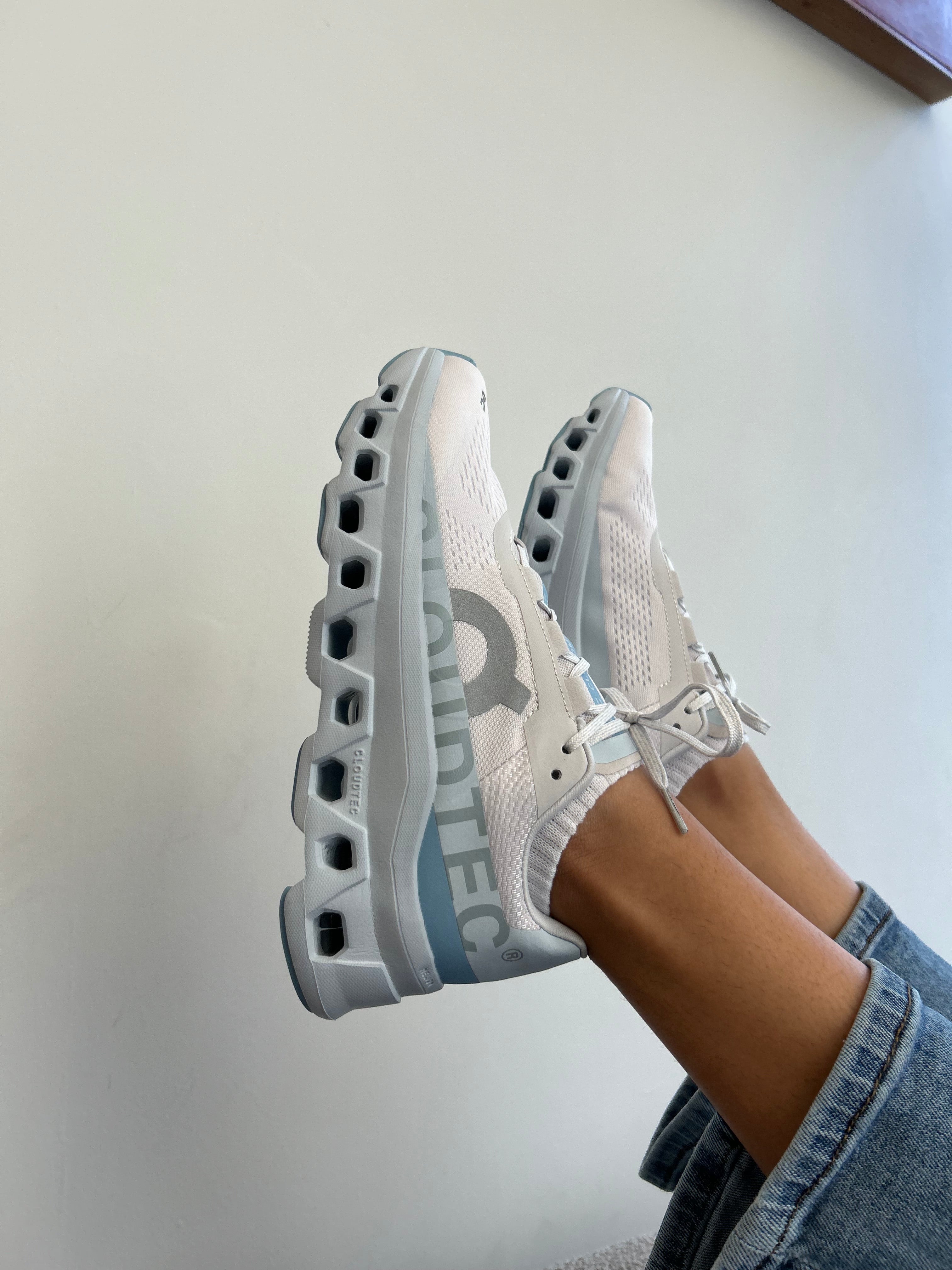 MONSTER AZUL MODELO EN TENDENCIA