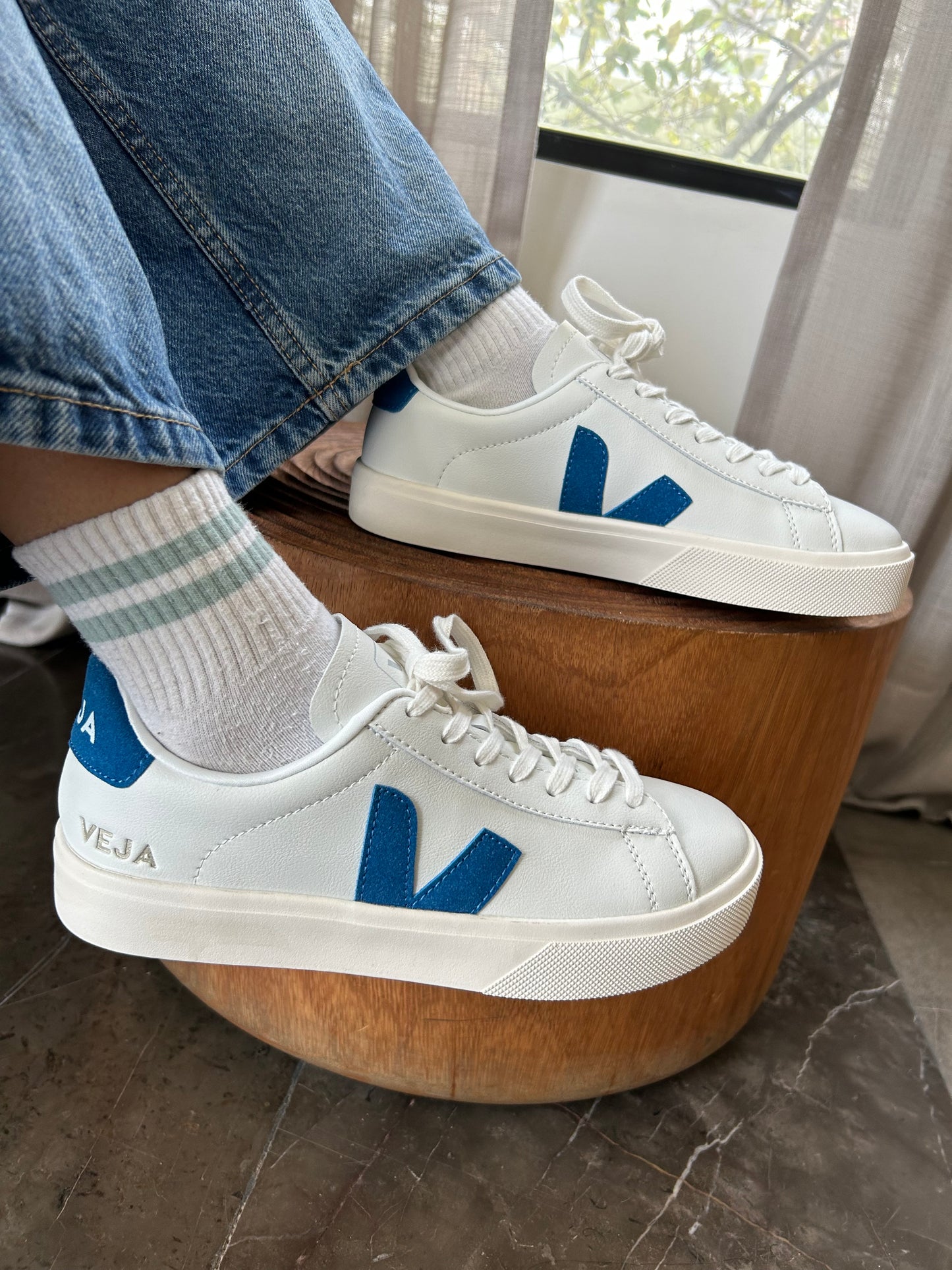 Tenis Veja en Blanco y Azul