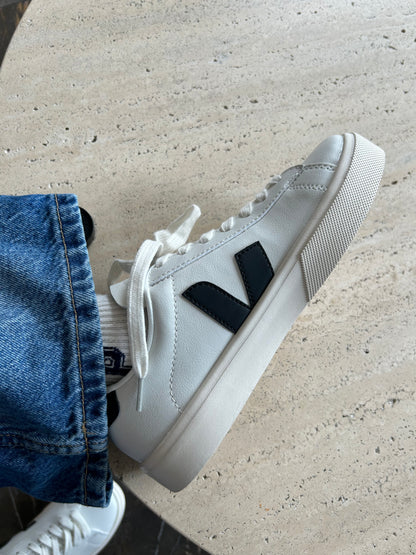 Tenis Veja en Blanco y Negro