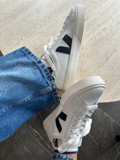 Tenis Veja en Blanco y Negro