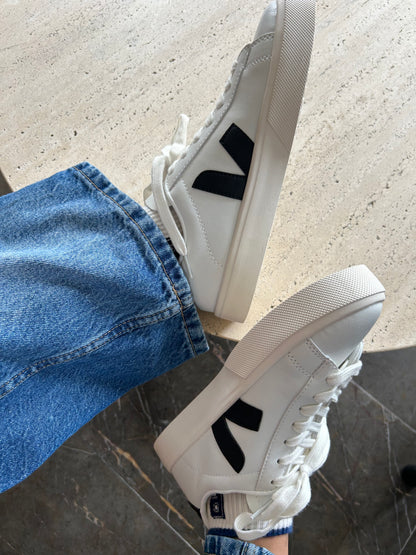 Tenis Veja en Blanco y Negro