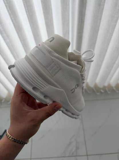 MODELO ON CLOUD BLANCO